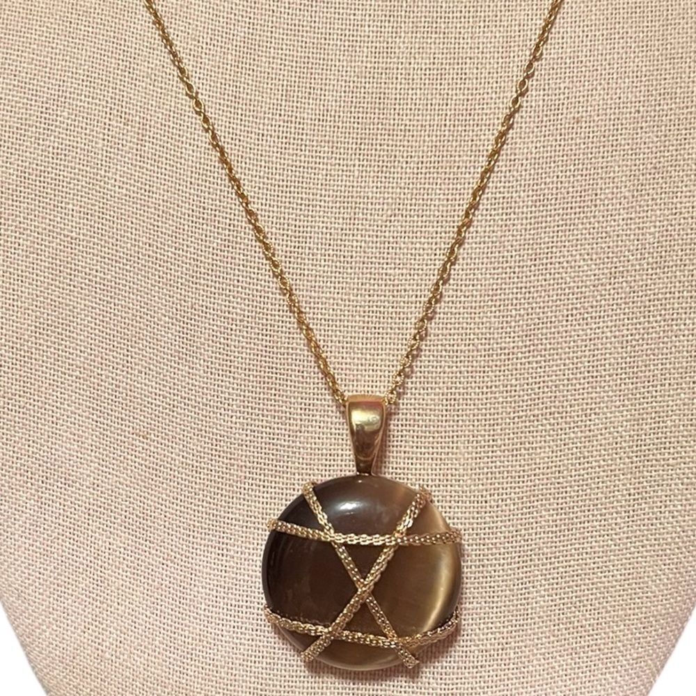Vintage Avon Gold Tone Brown Cat’s Eye Stone Round Pendant Necklace